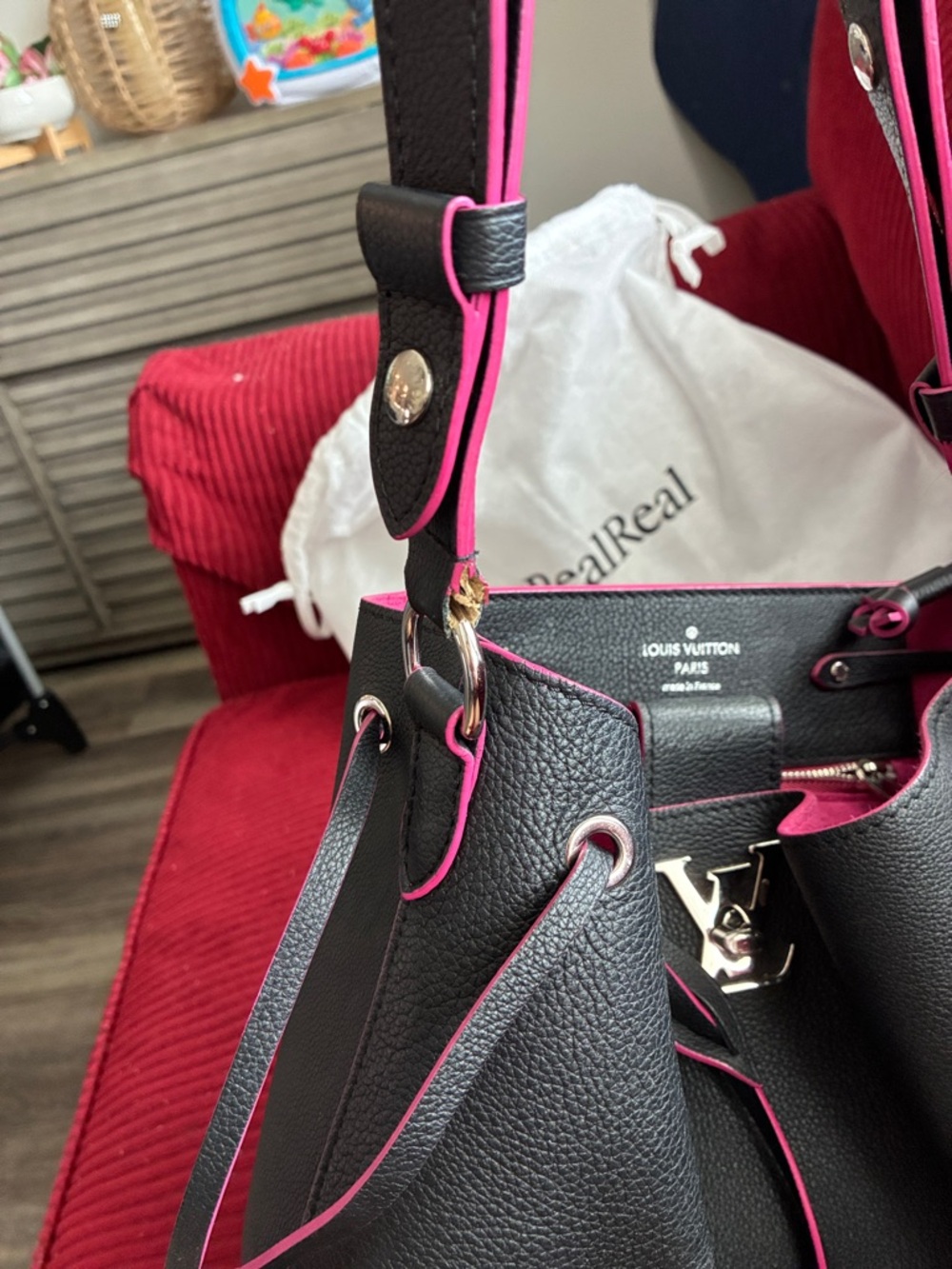 Louis Vuitton Black and Pink Shoulder Bag with Elegant Design - Picture 8 of 15